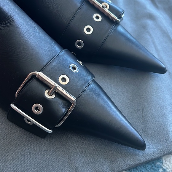 Beautiful new BALENCIAGA boots still at stores never used super comfortable - Picture 7 of 8